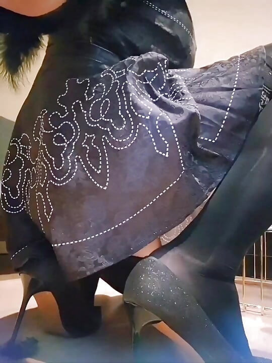 Η 2B Cosplayer διεγείρει τον χοντρό πούτσο της, ενώ βαθιά λαρύγγι πολύ βαθιά που ξεσπά σε κλάματα.