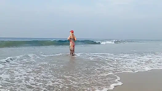 Istri pirang dewasa menikmati seks dalam nilon