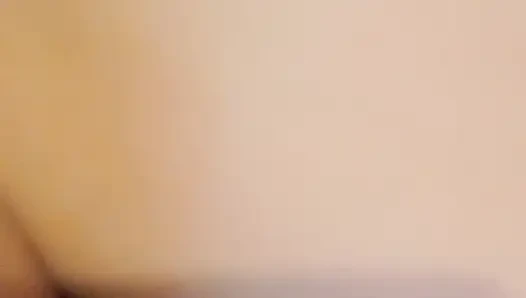 Блондинка с ней играет