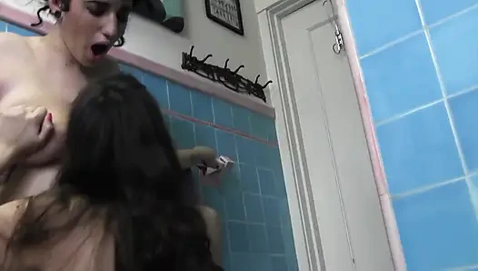 Sandy Bottoms и Arabelle Raphael орают в ванне