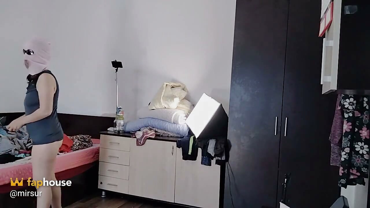 Sexy Latina Zkouší a Stříhá Oblečení.