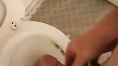 Zampa con un sacco di sperma in bagno