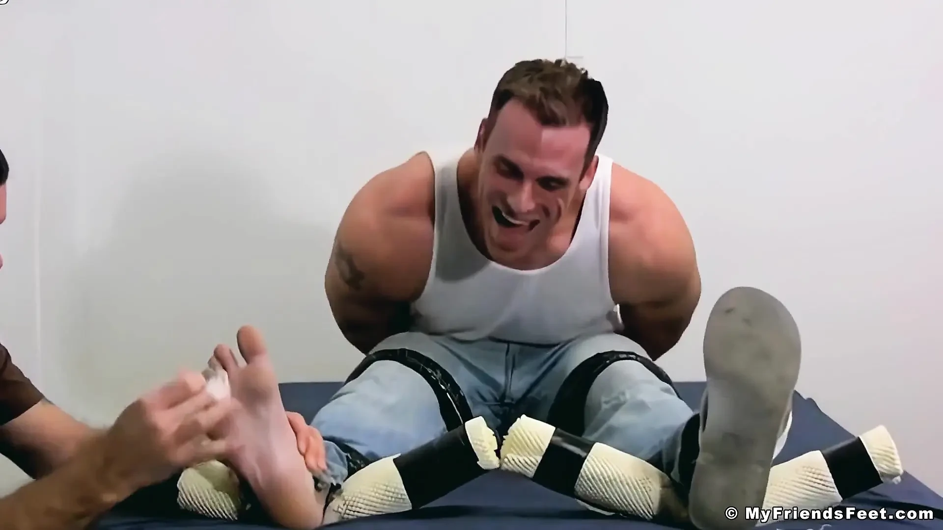 Lo stallone alto elijah viene solleticata nuda