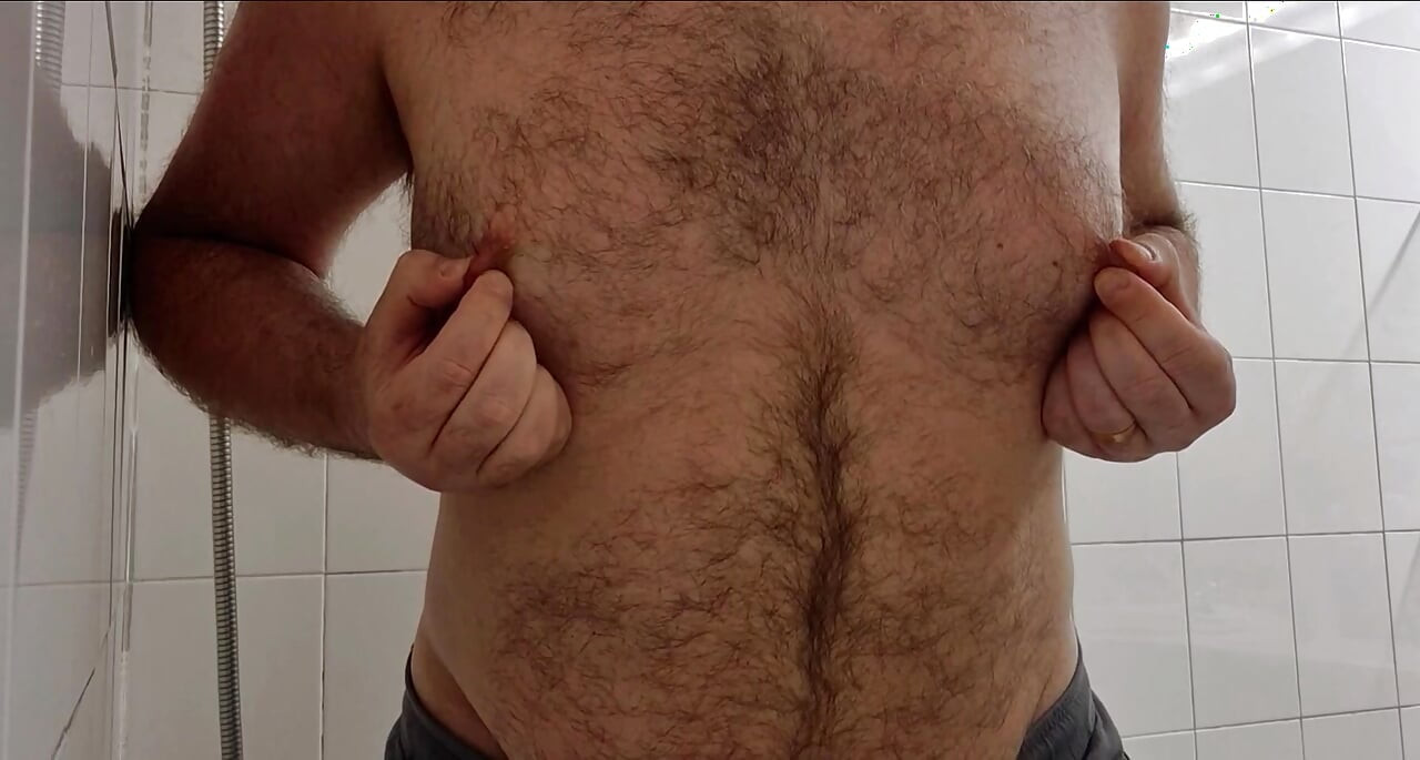Pria beruang berbulu, dan penuh horniness. Hanya mandi air dingin untuk meringankan diri