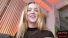 Amatoare de 21 de ani cu sex anal, vedere la persoana 1, este futută de iubit în videoclip de aproape
