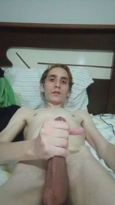 في السرير بدون ملابس