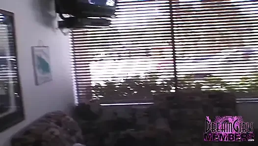 Телезвезда раздевает Бака догола в нашем офисе