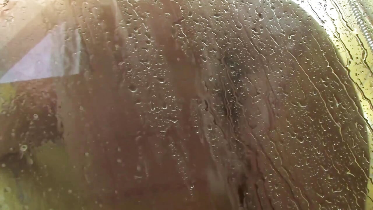 Denne franske dama ble hardcore knullet på badet