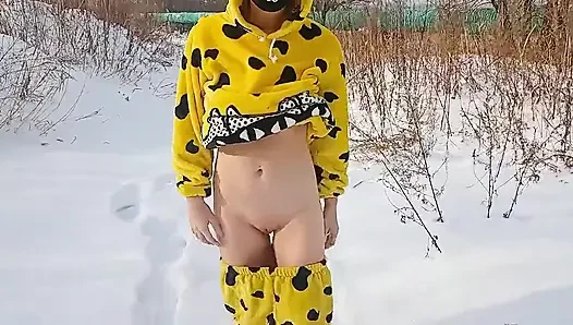 Ich ging in meinem schlafanzug im schnee spazieren und zog mich aus ️