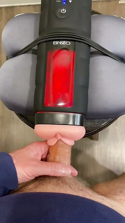 Escupiendo semen con este juguete de coño caliente