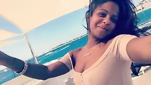 Christina Milian, selfie sexy sur un bateau