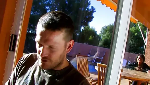 Şanslı adam iki genç sürtüğü havuz kenarında sikiyor