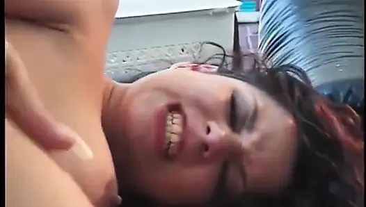 Azgın hatun seksi deri kanepede güzel sert sikişin tadını çıkarıyor