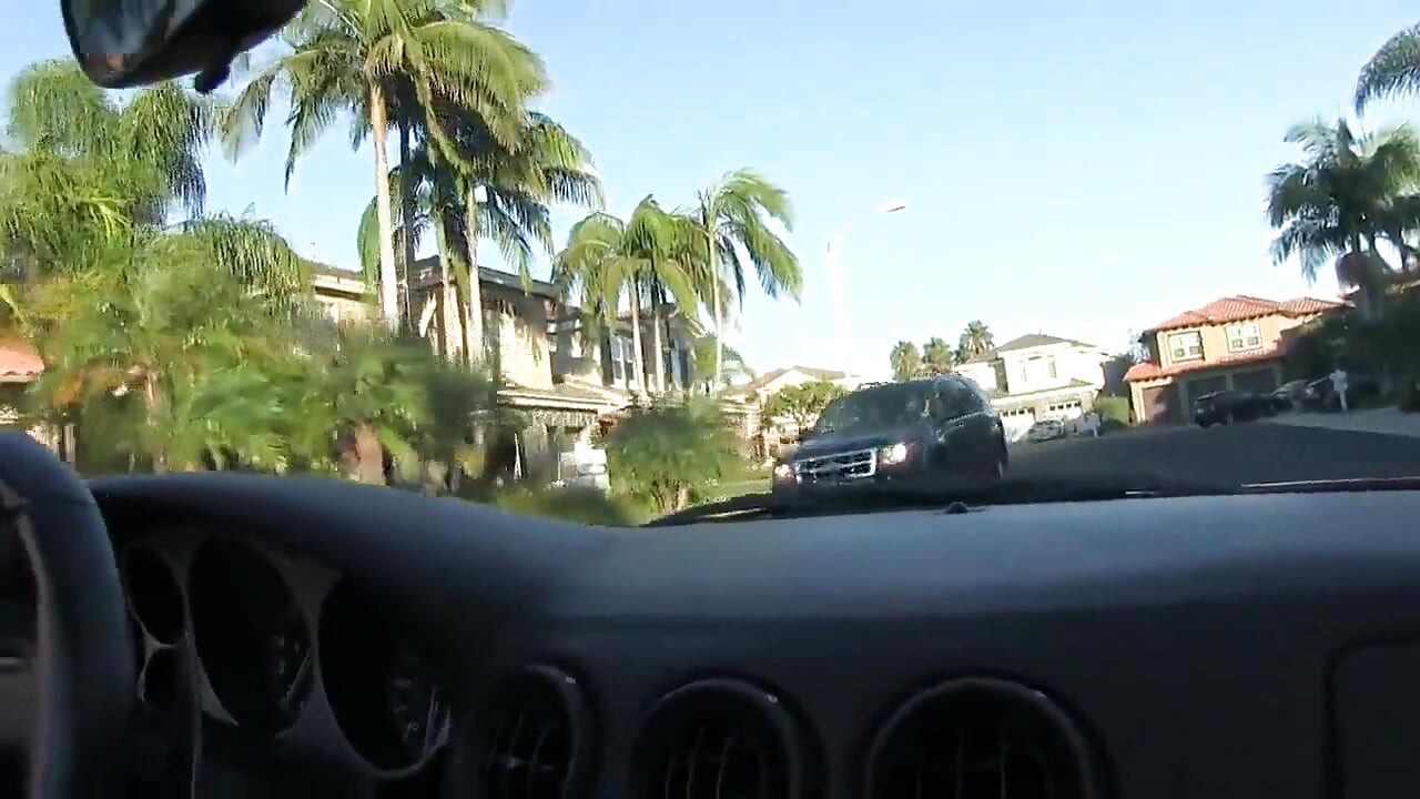 Adik tiri ngangkang sambil dudukin mobil baru abang tirinya sendiri
