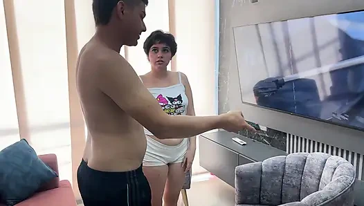 Seksi büyük götlü komşum müziğim yüzünden kızgın evime geliyor, onu memnun etmek için onu baştan çıkarmaya ve sert sikmeye karar veriyorum