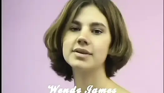 Wendy james lutscht an einem dildo und fickt dann ihre muschi hart damit
