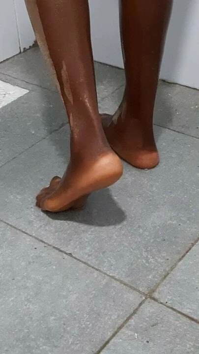 Shower in Pantyhose with ebony nylon feet