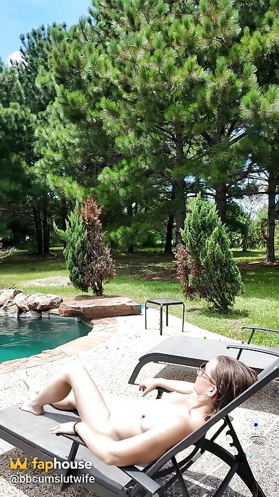 Orta yaşlı seksi kadın ve büyük zenci yarağı havuz başında ıslak kafayla sikişiyor, anal, ve splash finish