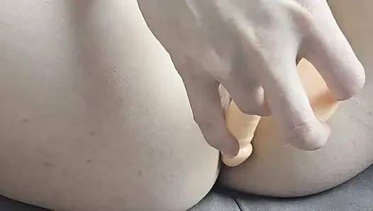Bermain anal solo dengan dildo