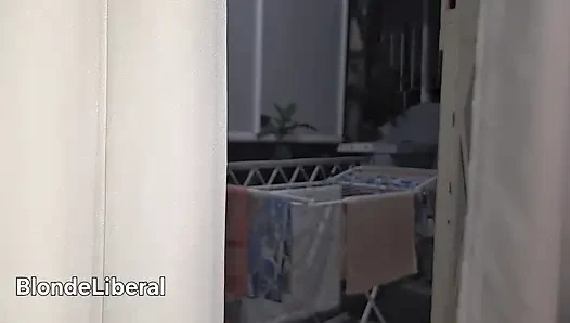 Kocası çalışırken yoldan geçenlere gösteriş yapan yaramaz ev hanımı