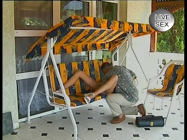 Tetas pequeñas morena cabalgando en el porche