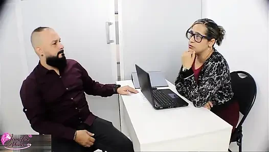 Im Austausch für viele vorteile stimme ich zu, meinem chef einen schönen blowjob zu geben und ihn mich ficken zu lassen - Ganze geschichte - porno in englisch