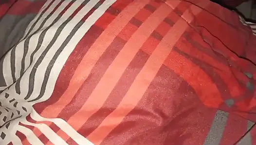 Büyük götlü karım cep telefonunda pembe dizi izlerken