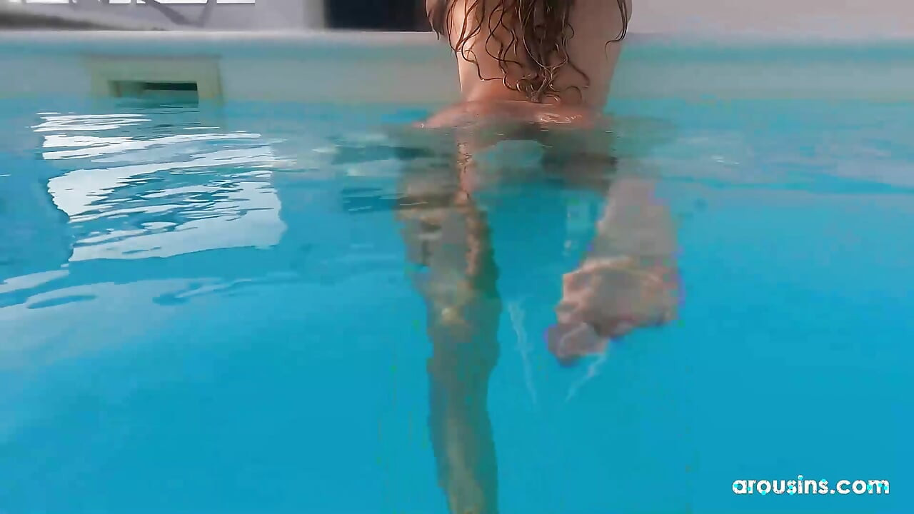 Junte-se a mim na piscina! Sensual gata Dee Parreira brincando em Arousins