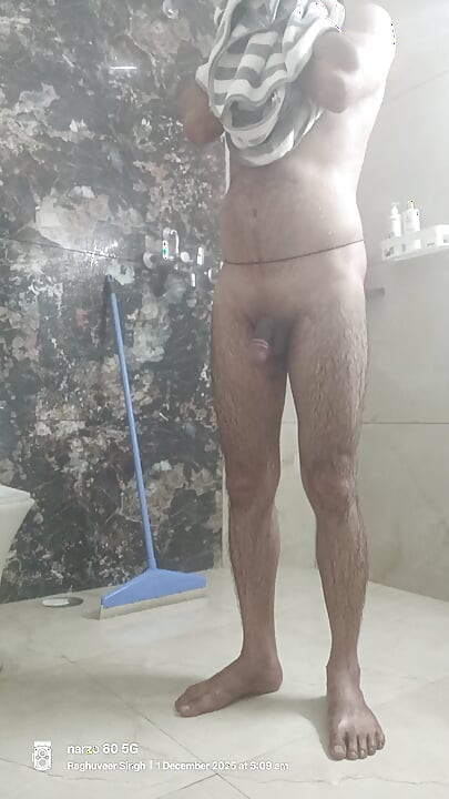 샤워하는 인도 경찰관