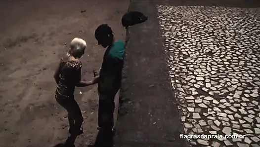 Çift geceleri plaj kumunda sikişiyor