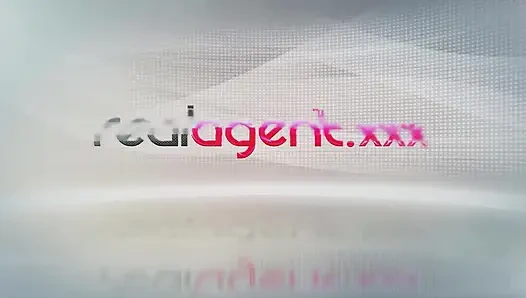 Heißes freches brünettes schätzchen streichelt ihre nippel und spielt mit ihrer muschi