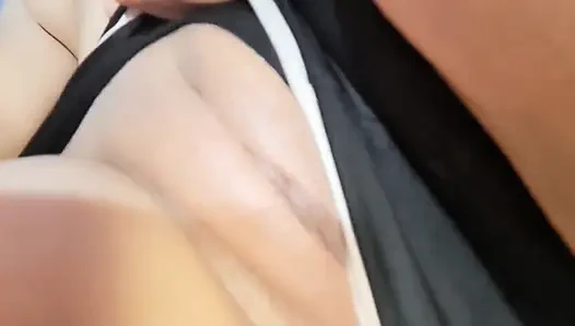 Cewek semok latina dengan tubuh aduhai ini lagi asik muasin memeknya sampai matanya merem melek