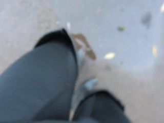 Caminando con mis botas de muslo de cuero destrozadas