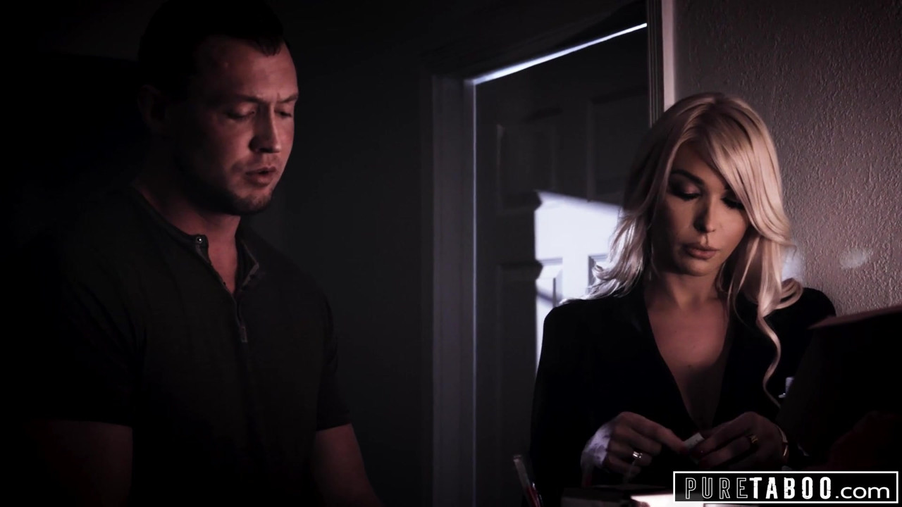 純粋なタブー、セクシートランスガールが悲しみの男をやる