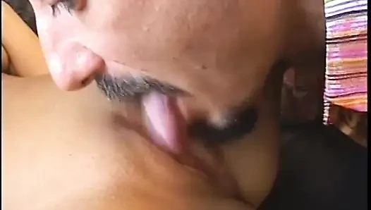 Wanita cantik duduk di wajah pasangan botaknya di sofa kulit hitamnya