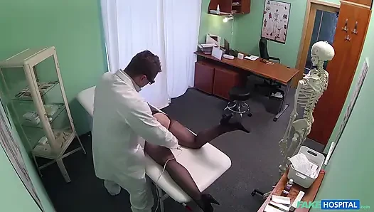 Brünette macht ein massagewerkzeug zu einem sextoy