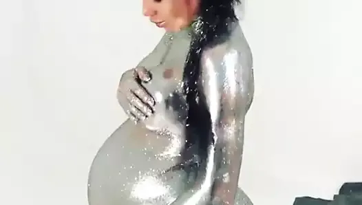 �怀孕的裸体热婊子与银色身体油漆