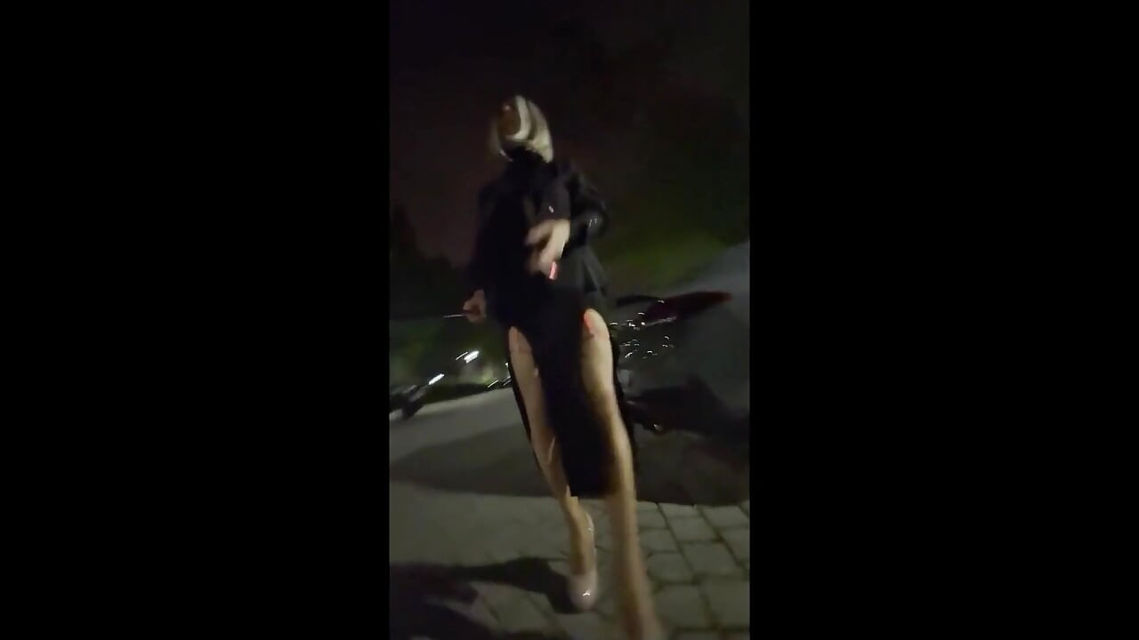 섹시한 옷을 입고 야외에서 걷는 Sissy
