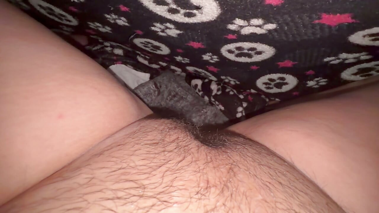 Mom masturbates that big hairy pink pussy secretly