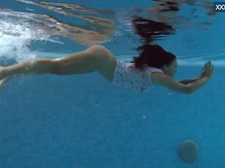 Puzan bruhova adolescente gorda en la piscina
