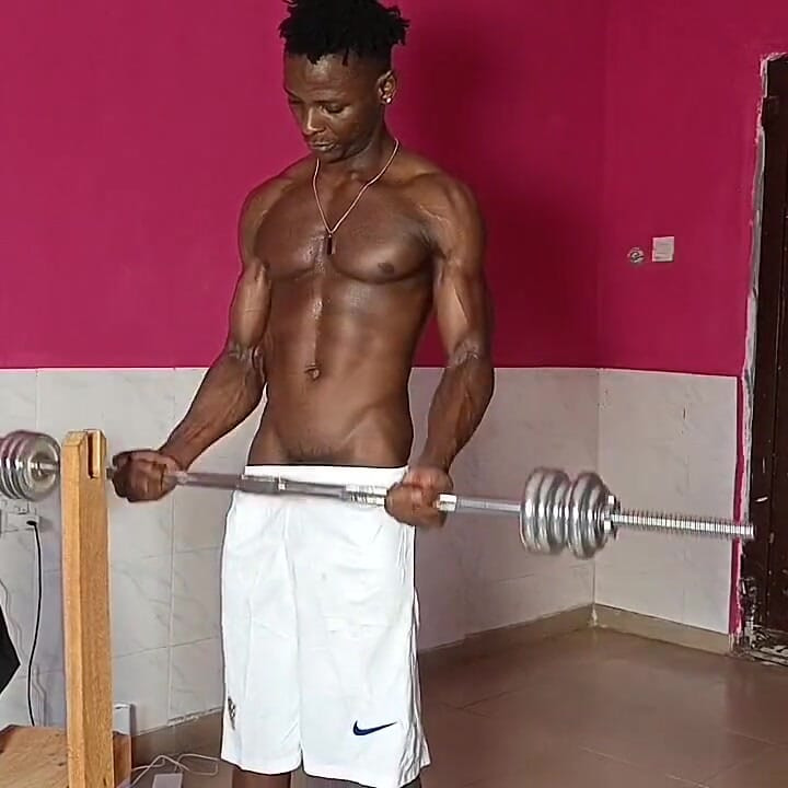 Der schwule muskulöse sportlehrer wurde vor der kamera beim ficken seines schülers erwischt