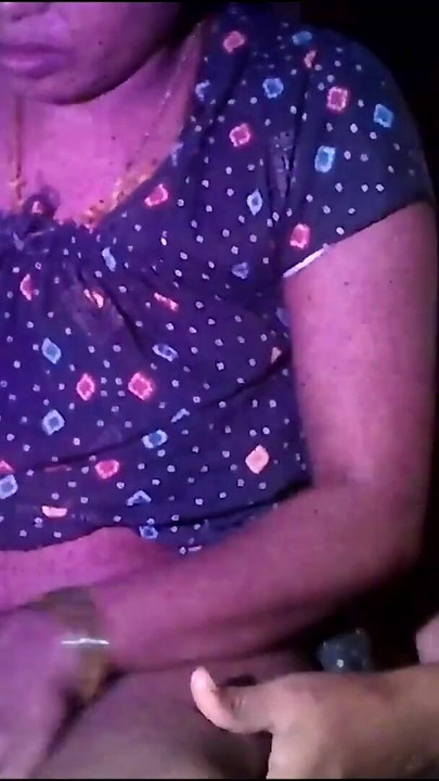 Morate vidjeti trenutak iz "Indijske seoske kućanice, pokazuju velike sise i pritiskaju"