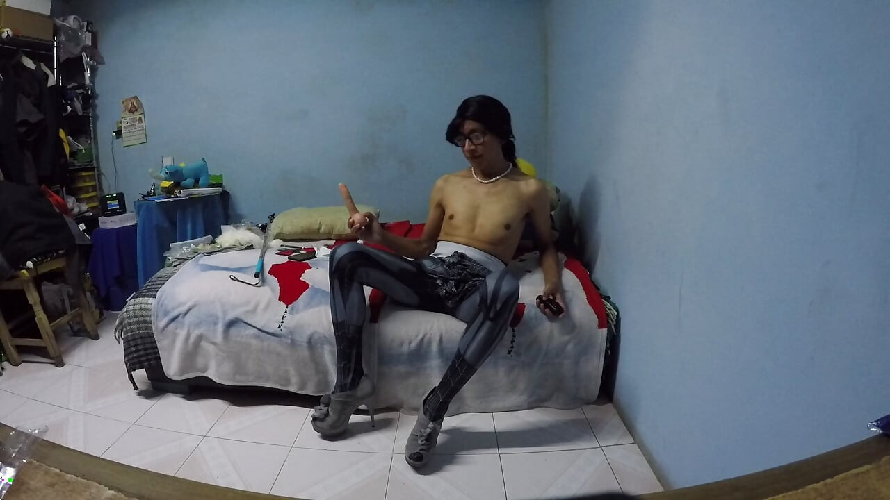 Joselynne crossdresser w pająku cosplay gotowy do ssania dildo część pierwsza