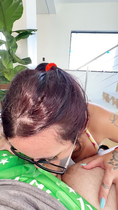 Mi hermanastra hace una mamada increíble con garganta profunda y tiene un apretado coño rosa.