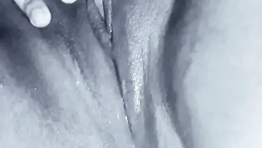 Arkadaşımın şehvetliliğinin ve salatalıksının tadını çıkarıyorum siyah beyaz