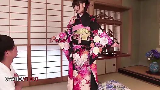 Kimono'da tutkulu jav hatun sert sikiliyor ve yüksek sesle orgazm oluyor