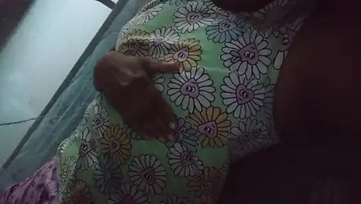 Büyük memeli ve ıslak amcıklı dildo şehveti ile banyo odasında Sri Lankalı kız musterbasyonu