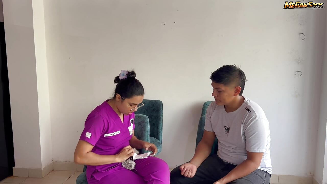 BÜYÜK GÖTLÜ HEMŞIRE DOKTOR GIDINCE HASTASıNı SIKIYOR.