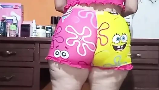 Ibu tiriku yang binal menggodaku untuk ngajak aku ngentot