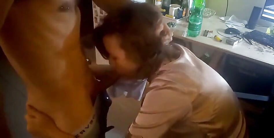 Giyinik siyah pantolon ve beyaz saten külot, beyaz sürtük, kırmızı iç çamaşırı, domaltmalı